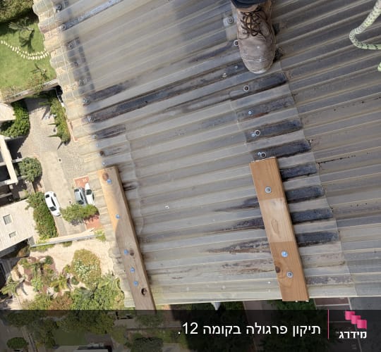 אדם עומד על גג גבוה עם נוף עירוני